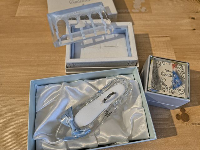 右が今回購入時の。ガラスの靴と後ろのケースは以前購入時の。