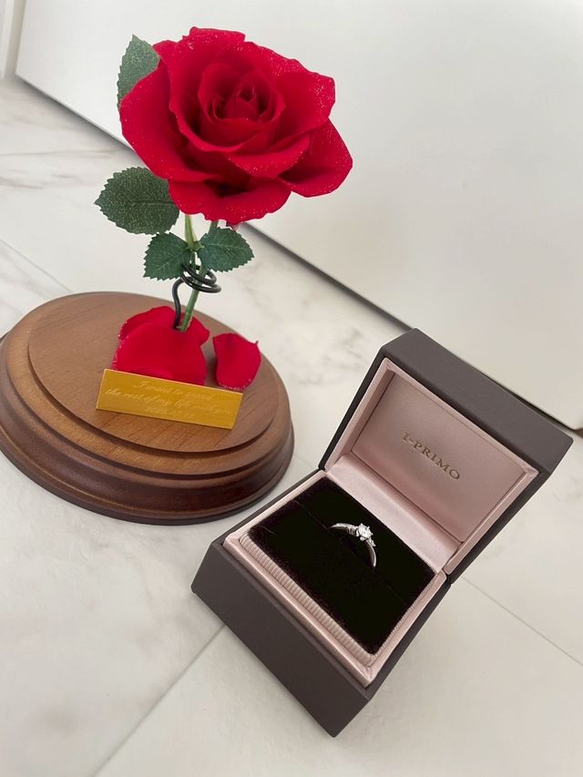 婚約指輪と花