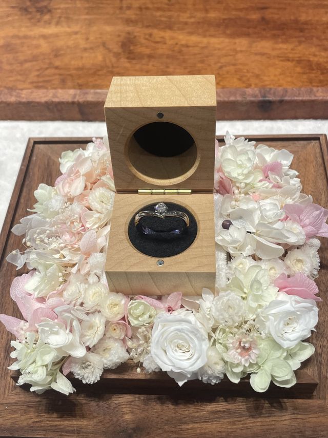 私の好きな花をリングに表現しました。