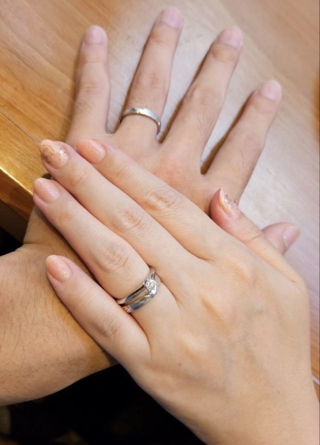 婚約指輪と重ね付けも可愛いです