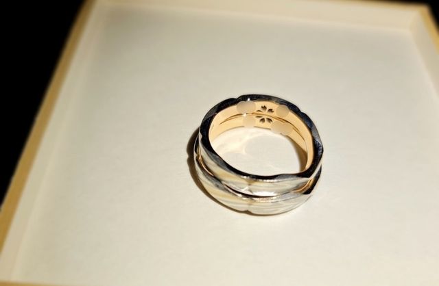 桜あわせの内側に桜の模様と各々の名前、結婚記念日をいれました