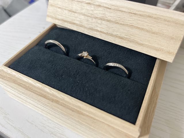 中央が婚約指輪、両サイドが結婚指輪です！