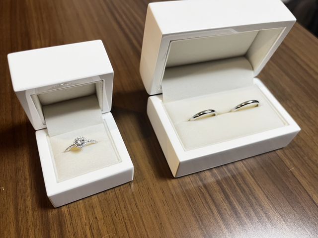 シンプルかつ丈夫な結婚指輪と、ゴージャスな婚約指輪です。