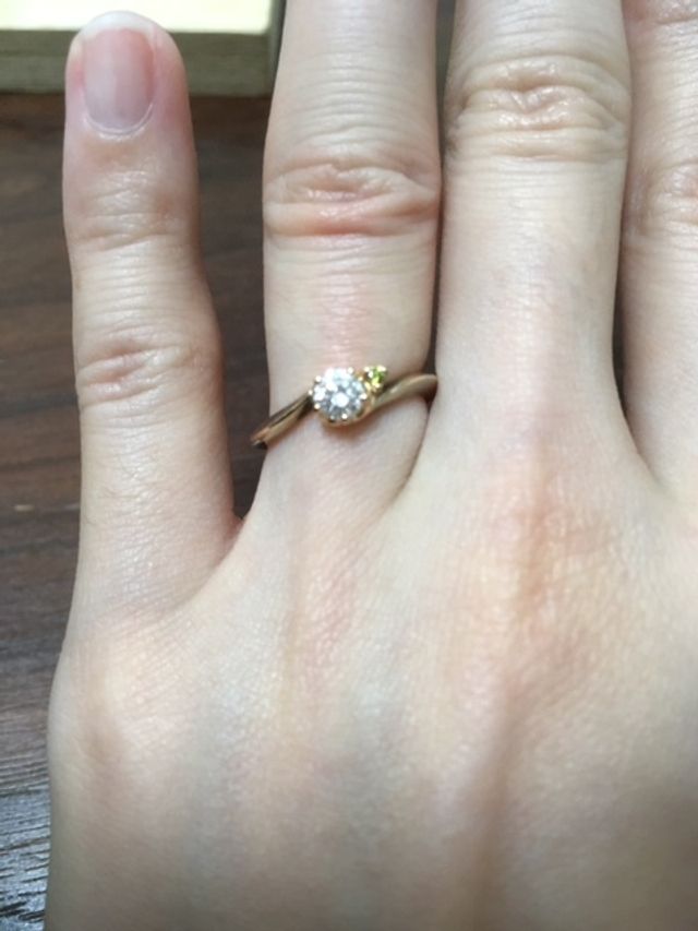 木目の入ったリングに、ダイヤと小粒のエメラルド