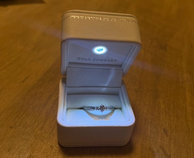 中央に大きめのダイヤがついています