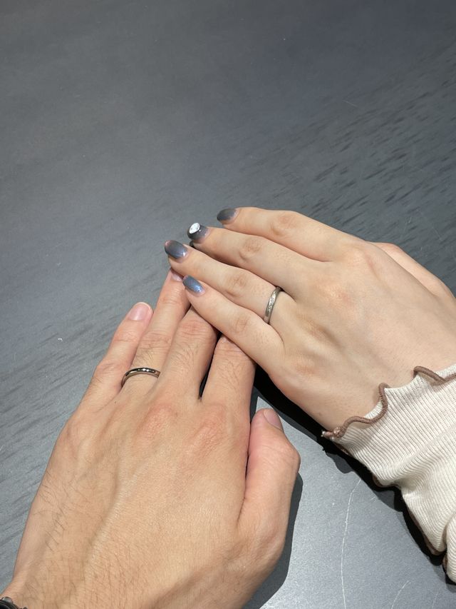 妻と私の指輪をつけた写真。色味はホワイトゴールドとプラチナ。