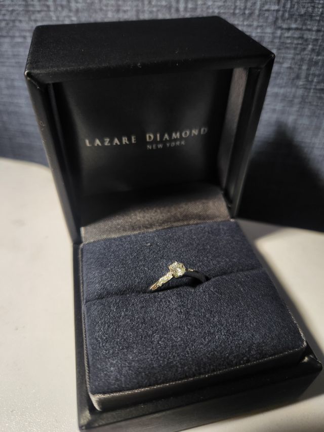 サプライズで購入した婚約指輪です。