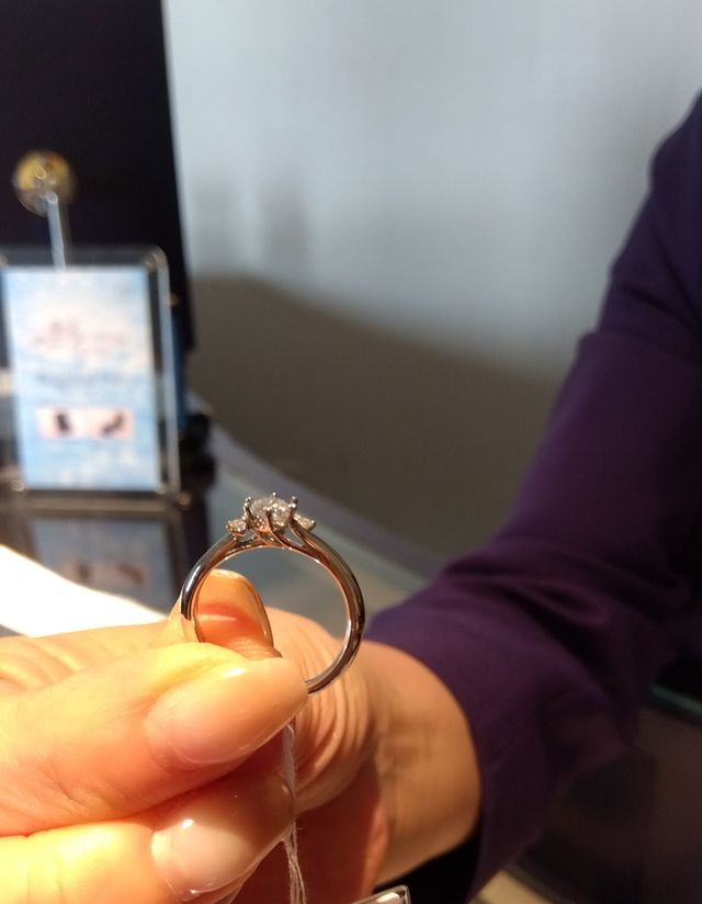 横から見たデザインを見るために店員さんに持ってもらいました。