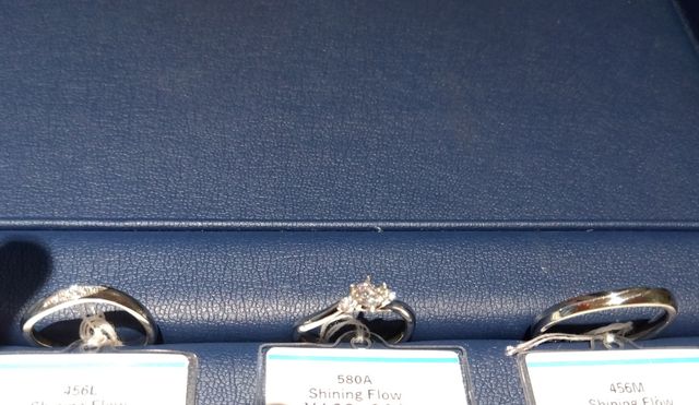 左から女性用結婚指輪、婚約指輪、男性用結婚指輪