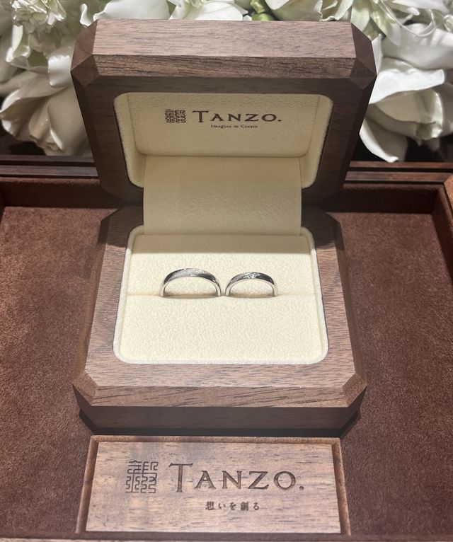 スターダスト加工とダイヤをメインにした結婚指輪