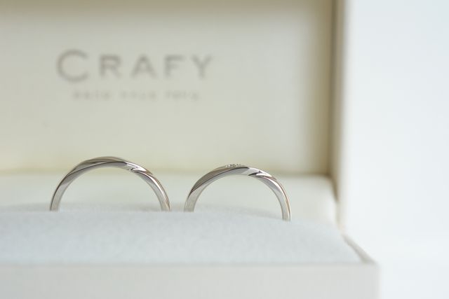 男女ともに少しカーブをつけて切り込みのあるデザインに