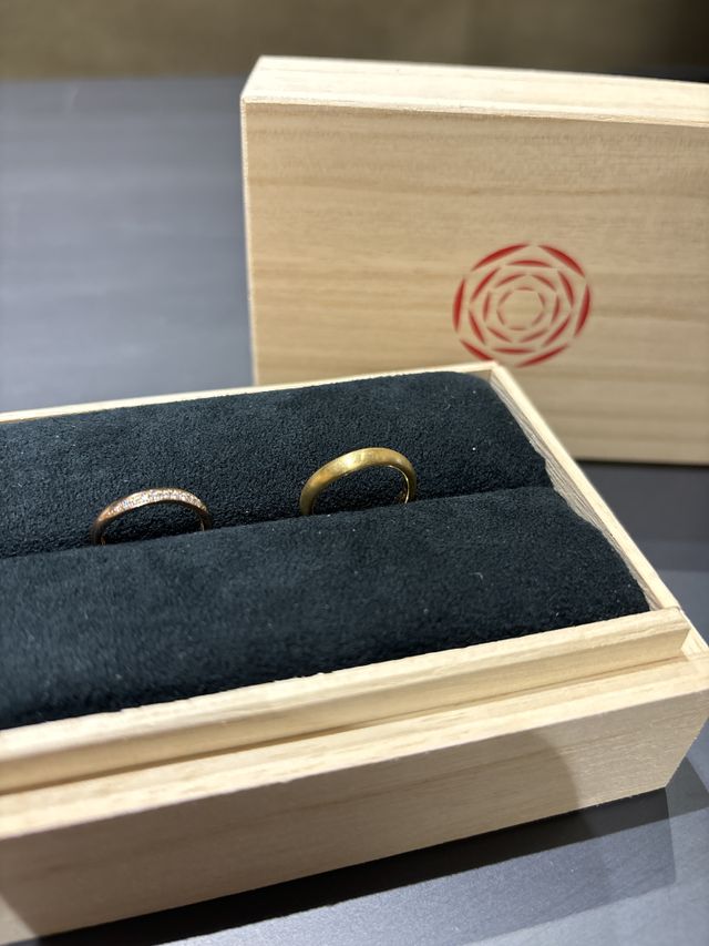 店舗へ完成した指輪を受け取りに行った時の写真です。