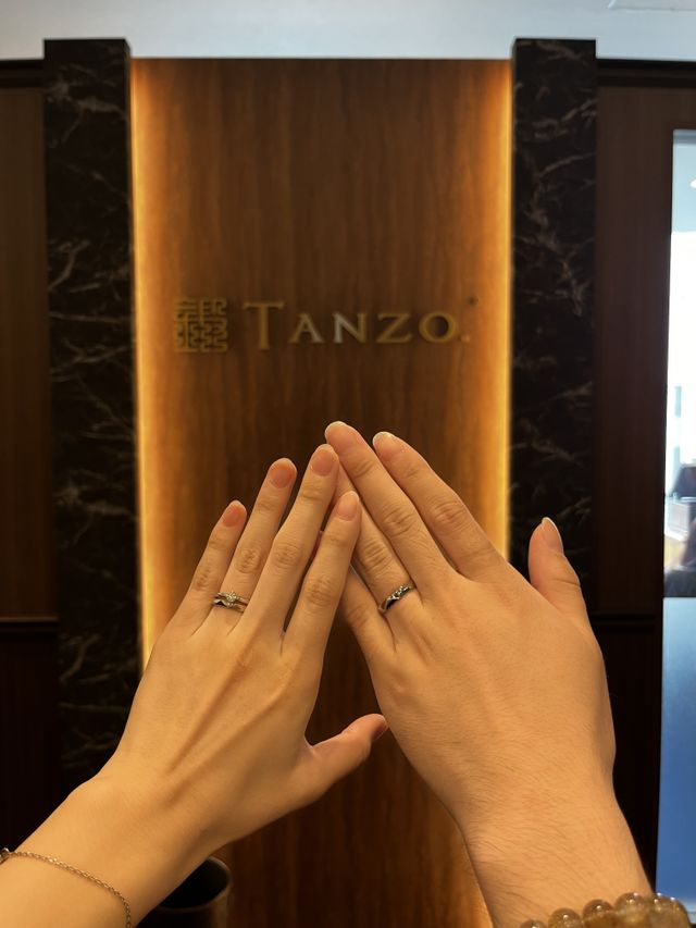 出来上がった指輪を着用して写真をとりました！