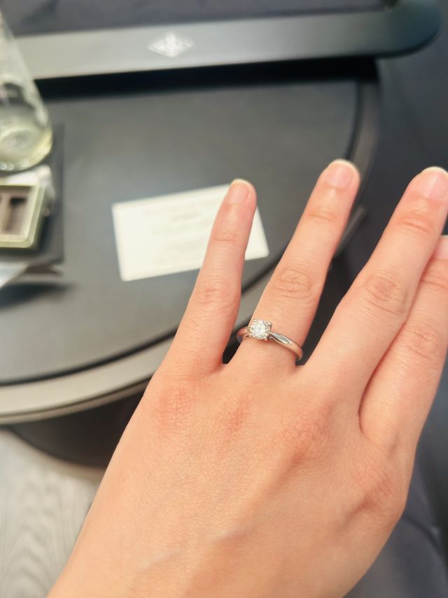 こちらは婚約指輪