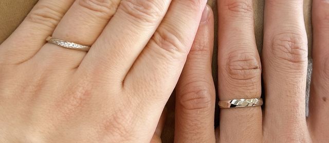 新婦の指輪は、ダイヤモンドが螺旋状に配置されています。