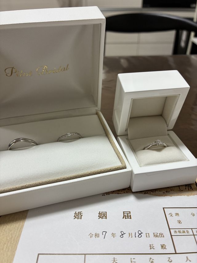 左のセットが結婚指輪になります。