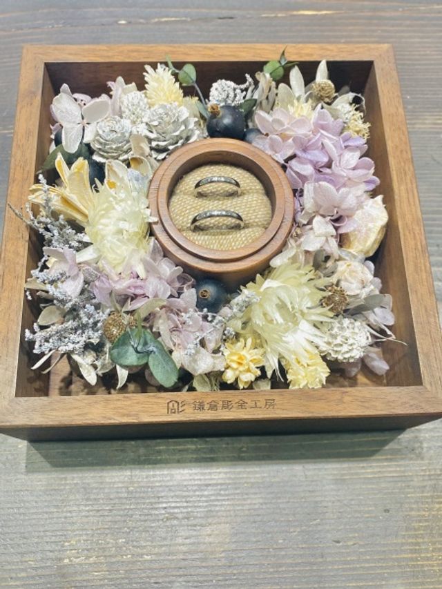 指輪完成後に記念撮影用にお花の入った箱に入れてきてくれました