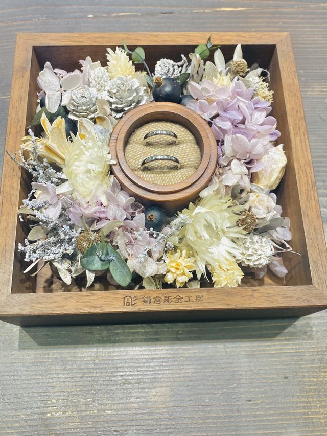 指輪完成後に記念撮影用にお花の入った箱に入れてきてくれました