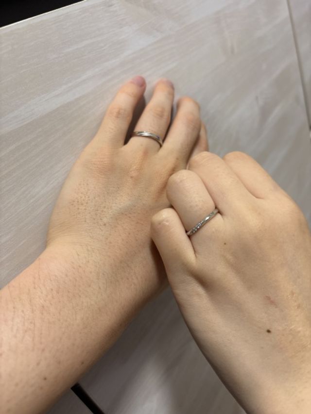 ふたりで結婚指輪をはめているところ