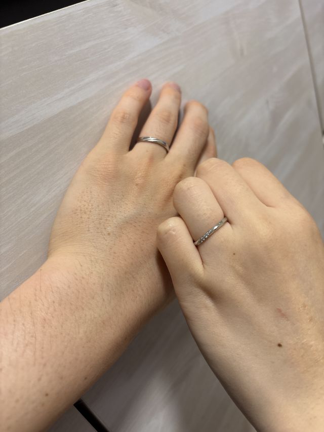 ふたりで結婚指輪をはめているところ