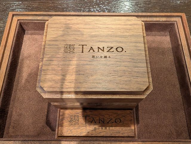 クルミの木をくり抜いて作った世界に1つだけのリングケースです