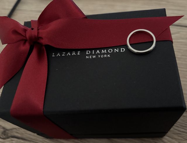 丁寧に包んで下さった指輪ボックスの上で写真を撮りました。