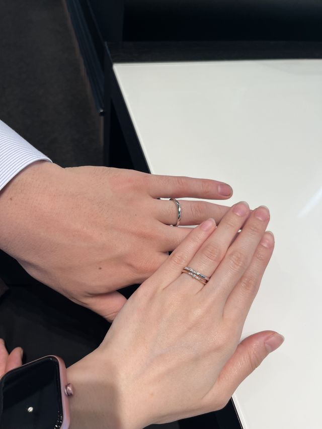 ダイヤモンドの輝きを何度も店外で確かめました。