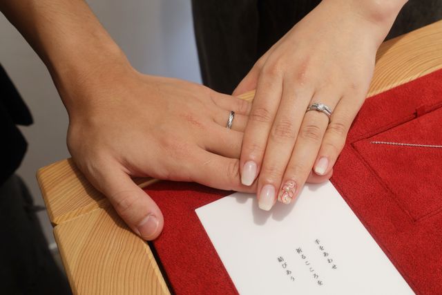 指輪受け取り時、購入したデザインの前で撮りました。