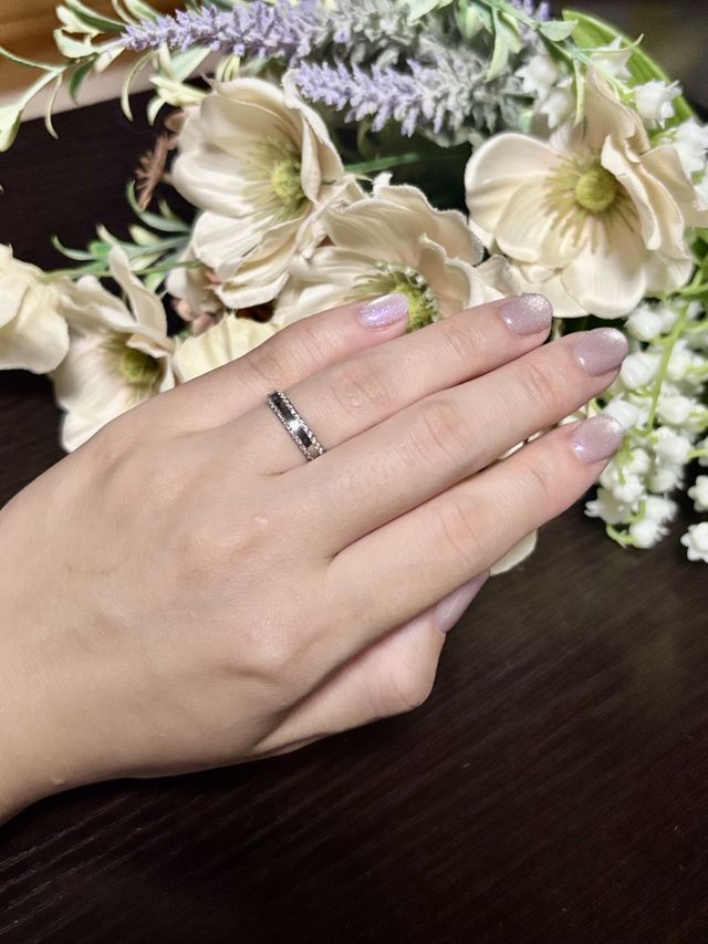 女性用の結婚指輪（着用）です