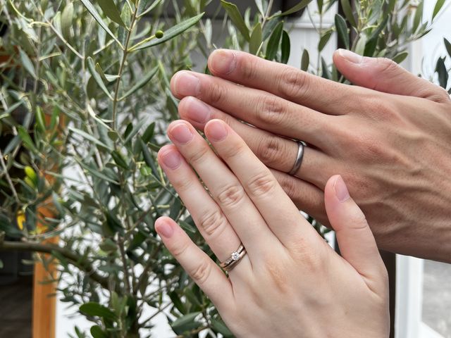 婚約指輪、結婚指輪の重ね付けをした写真です