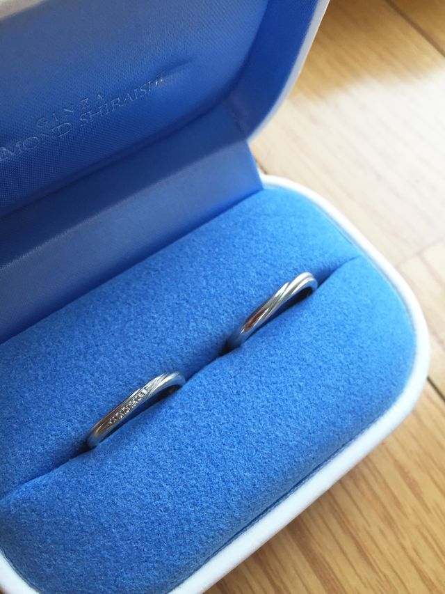 女性の方には小さなダイヤモンドが6石ついています