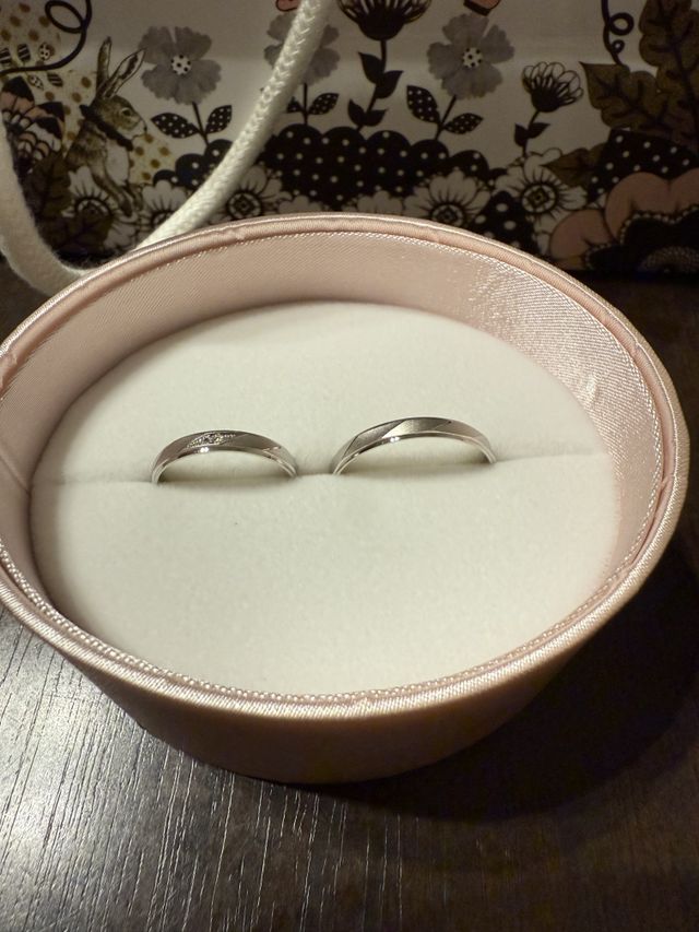 派手すぎずシンプルなデザイン2人らしい指輪