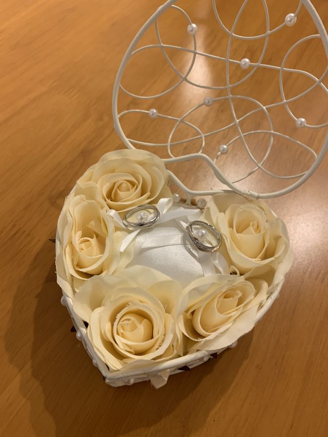 結婚式の時に使ったリングピローにのせて
