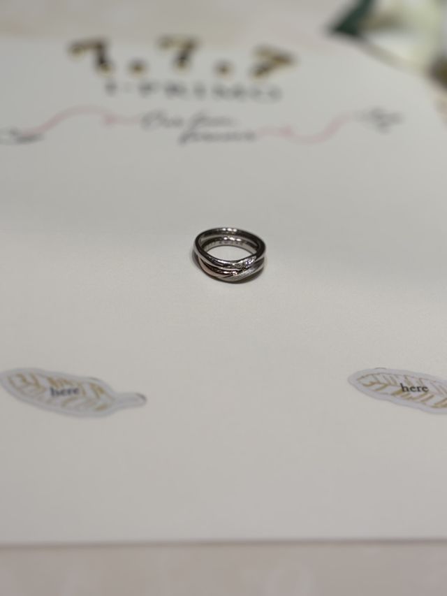 ふたつのリングを重ね合わせると、カチッとかみ合います。