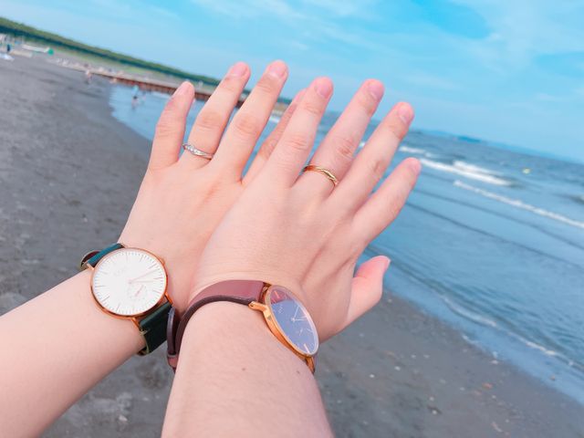 指輪受取日に写真を撮りたく、夏らしい浜辺で指輪をはめて一枚