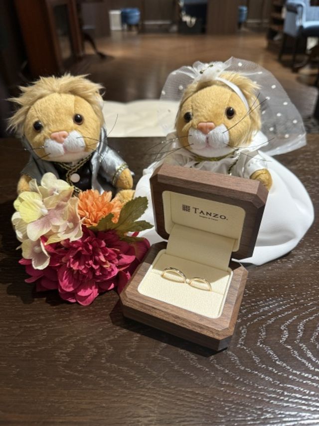 ミル打ちで内側がゴールドのデザインの結婚指輪
