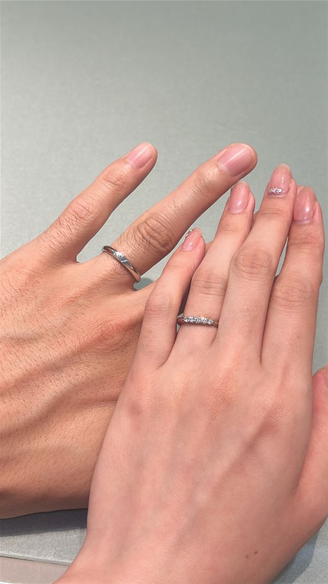 購入時に二人で着用し撮影しました。
一生綺麗に保ちたいです。