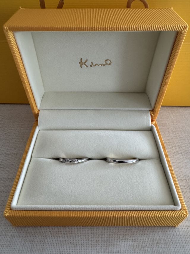 オーソドックスな艶ありのプラチナリング＋内側は金で仕上げ