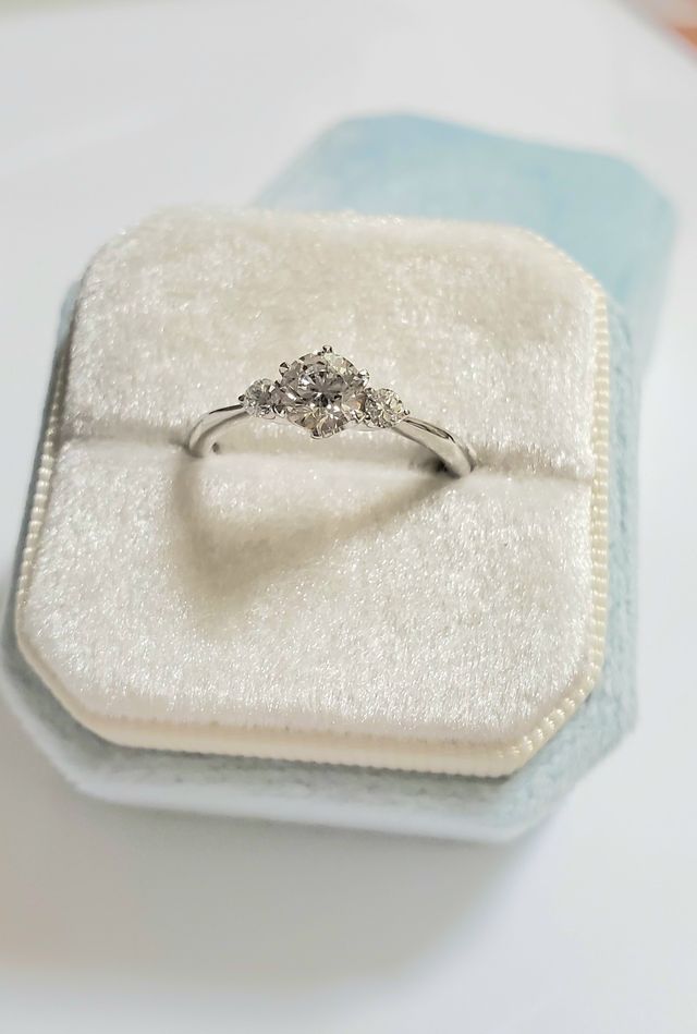 ダイヤが３石ついているので、豪華に見えます。