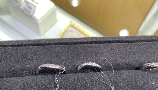 S字型でダイヤモンドが煌めく指輪