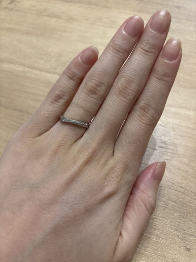 ウェーブ感がすごく素敵
ダイヤモンドの輝きも素晴らしいです