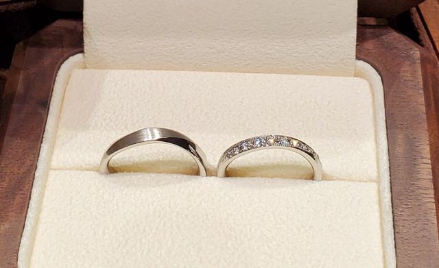 ウェーブが特徴の結婚指輪です。