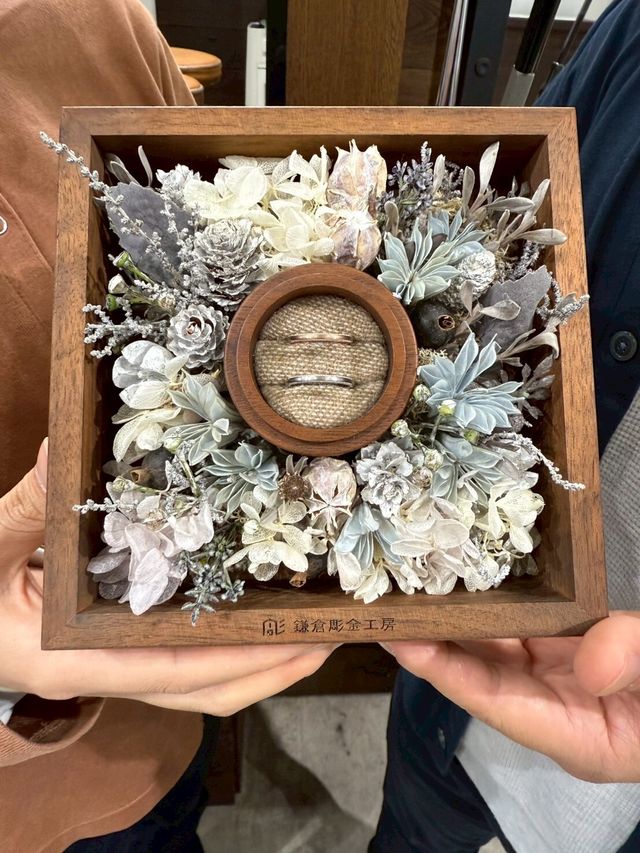 同じデザインの色違いです。写真用の台座を借りて撮影しました！