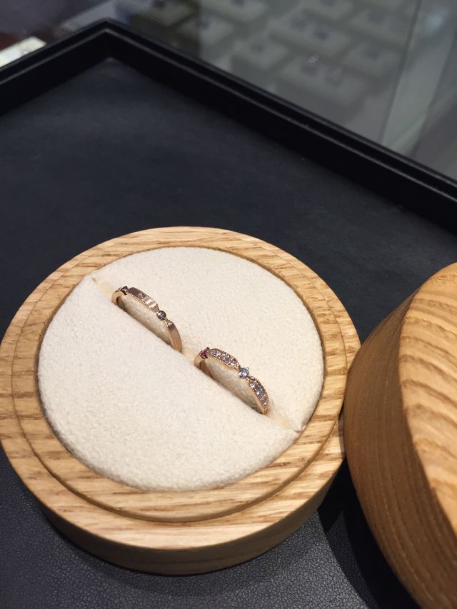 職人が手作りした木箱に入れてくれました。