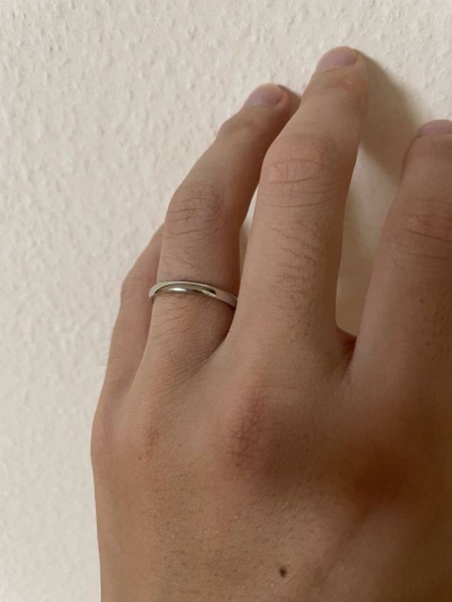 結婚指輪を左手薬指にはめている様子