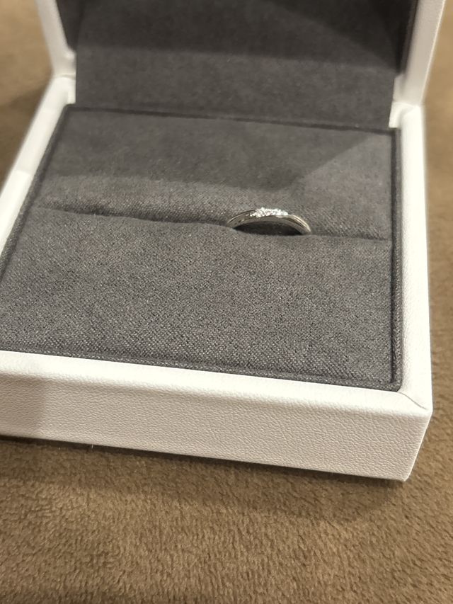 さりげなくピンクダイヤがはいっているところが気に入っています