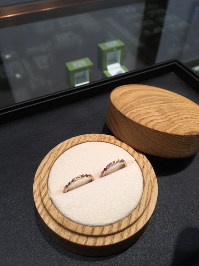 木工職人手作りの木箱に収めて