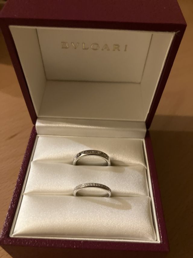 細かいダイヤが散らばった可愛い指輪を贈ってもらいました。