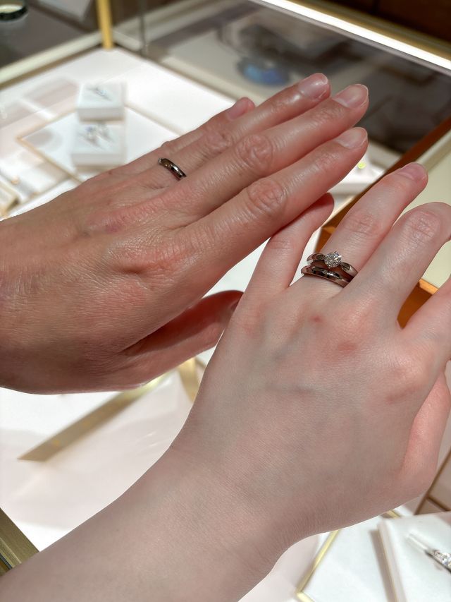 セットの指輪と合わせて婚約指輪