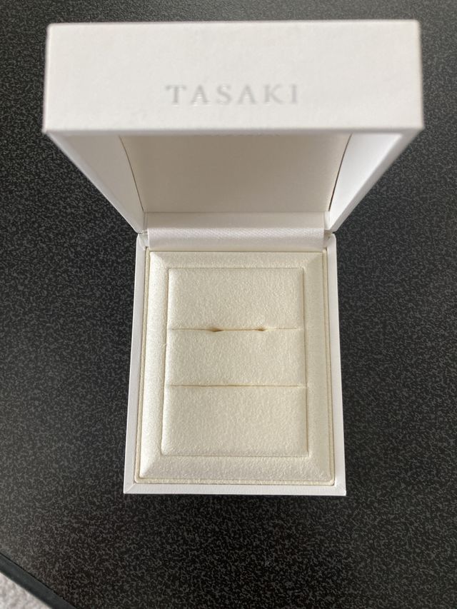 リングピローも白色で落ち着きがあり好ましい